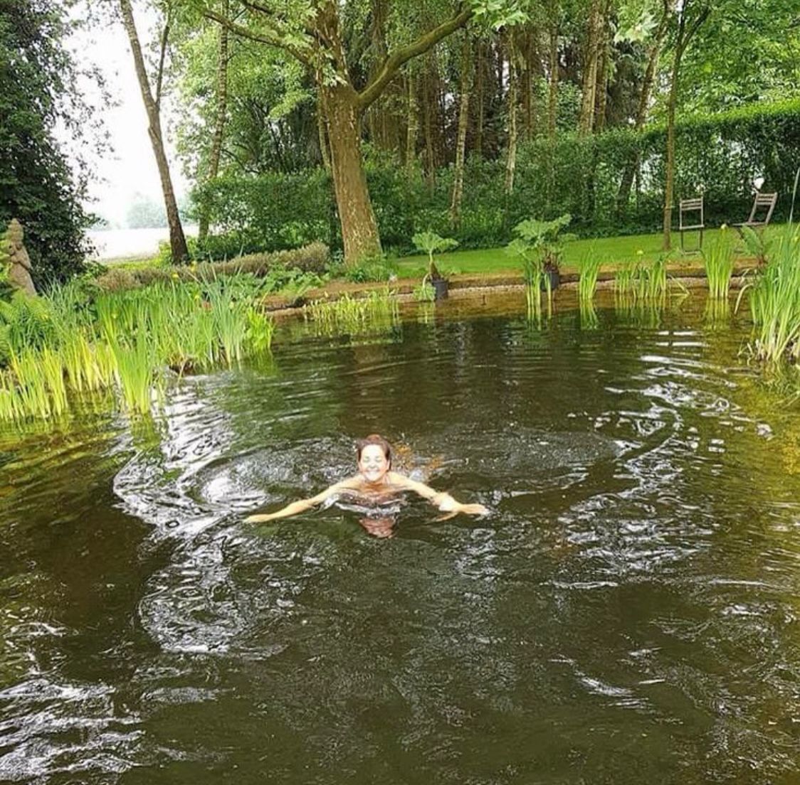 Shanta tijdens een diepziel-duik in natuurlijk water